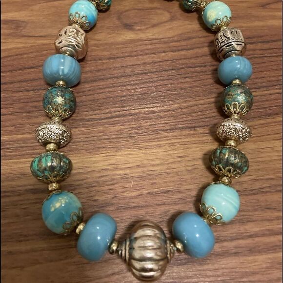 Vintage Necklace with Aqua glass beads and gold tone metal with Toggle Catch. - Picture 2 of 4